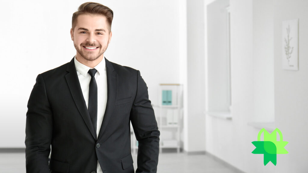 Paciente sorrindo em clínica de luxo para dependência química, simbolizando recuperação e bem-estar.