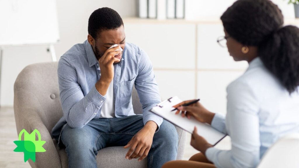 Família preocupada buscando informações sobre a internação involuntária para dependência química como solução para salvar um ente querido.